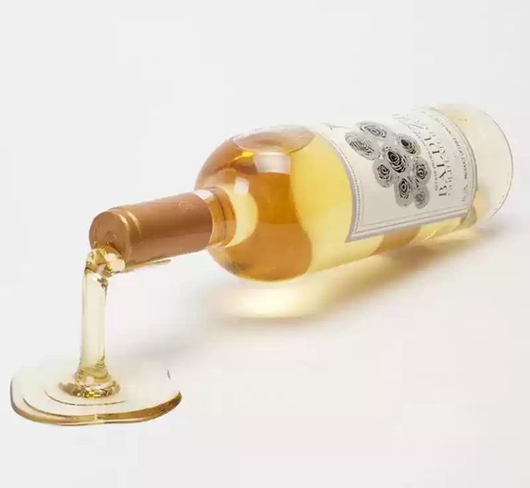 Pouring-illusion wine bottle holder