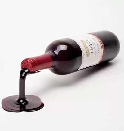 წითელი ღვინის მაგიური ბოთლის სტენდი – ჩამოსხმის ილუზიით