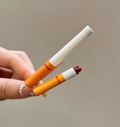 სასაცილო სიგარეტის სტილის თმის სამაგრი – სახალისო შოკი!